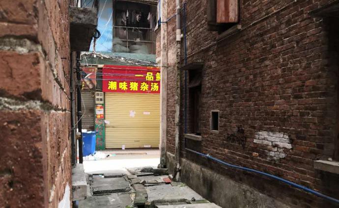 飯店老板持刀入室殺鄰居并縱火，致2死