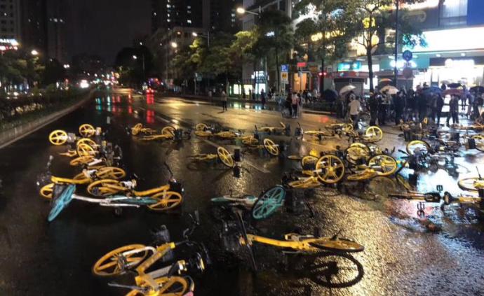 對物業(yè)不滿，小區(qū)業(yè)主擺共享單車堵路