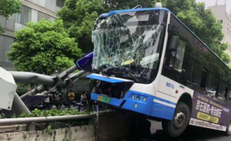 长沙一公交车撞桥墩8人伤，司机未饮酒