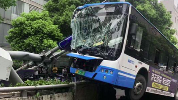 长沙一公交车撞桥墩8人伤，司机未饮酒