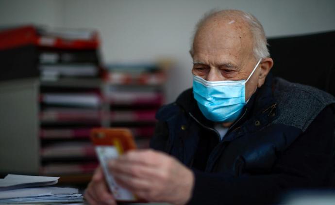 法国98岁医生坚持问诊曾遭病患抢口罩