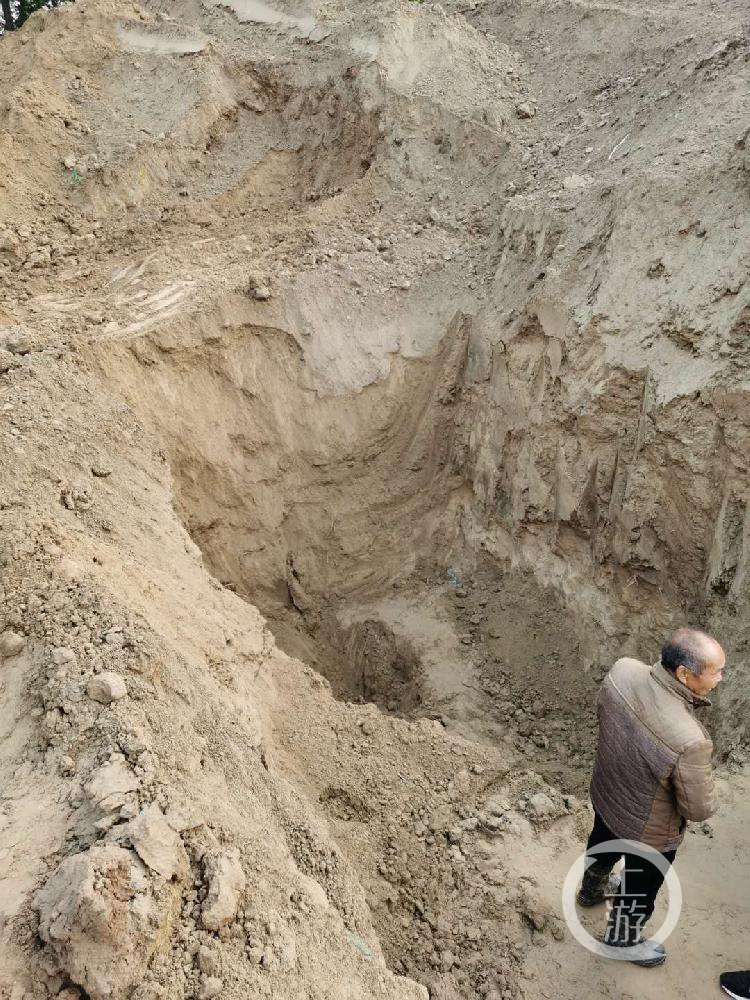 河南原阳埋4名小孩的大坑，有6米深。家属供图