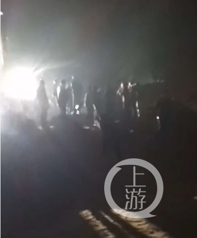 4月18日晚，河南新乡市原阳县事故现场，救援人员正在连夜施救。视频截图