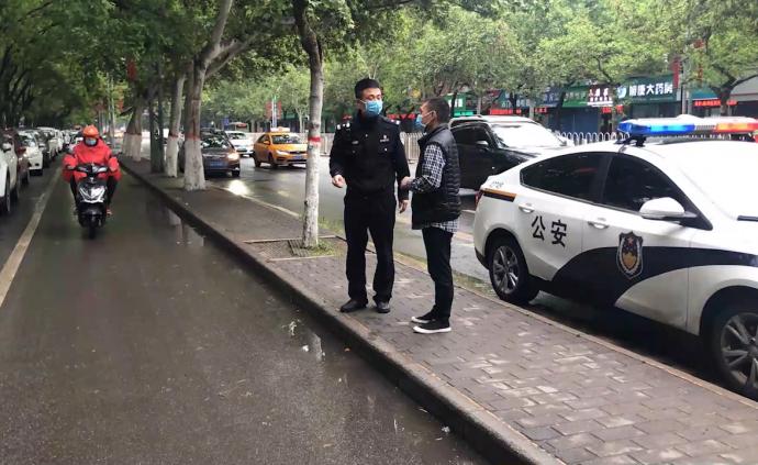 患儿父亲违停不罚续：交警帮联系免费车位