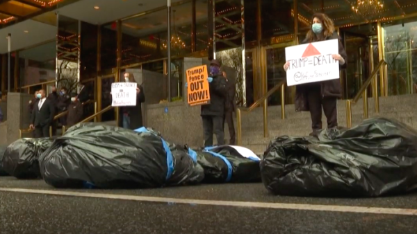美国抗议者在特朗普酒店门口摆裹尸袋