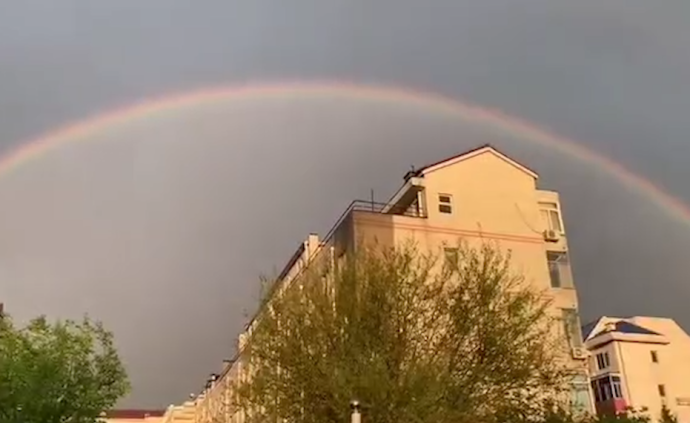 美！北京雨后现双彩虹横跨天际