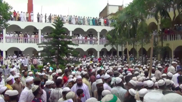 超大规模聚集！孟加拉国10万人参加葬礼