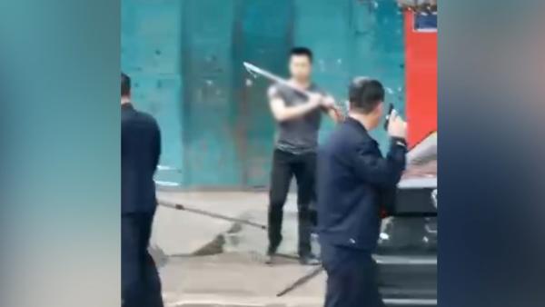 湖南一男子持刀当街伤人致死后拒捕，两民警受伤