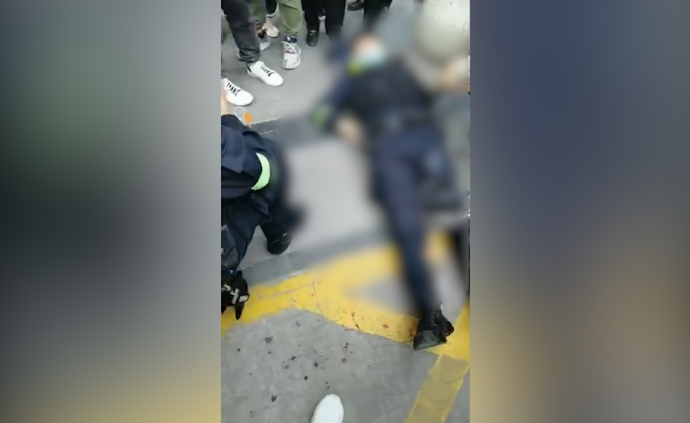 民警盘查可疑人员被刺伤，鲜血直流