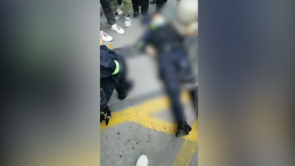 民警盘查可疑人员被刺伤，鲜血直流