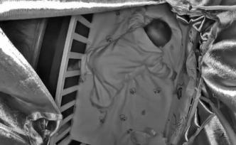 婴儿趴睡后身亡，育儿机构回应非趴睡导致