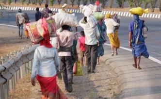 三天步行百公里，印度童工疫情期返乡离世