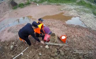 老人半身深陷泥塘，民警跳入泥中施救