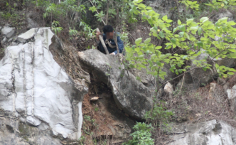 柳州一小区上方悬着约1吨重危岩，业主多方反映无果自费清除