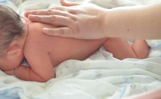 儿科医生谈“婴儿趴睡”：容易导致窒息，如有必要须专人监护