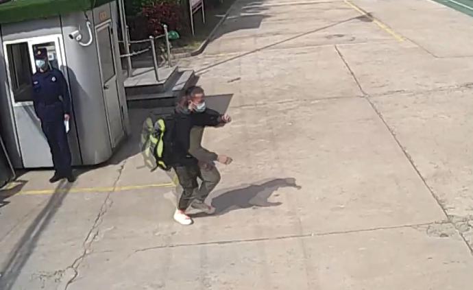 消防員休假剛走出營區,聽到警鈴秒回頭