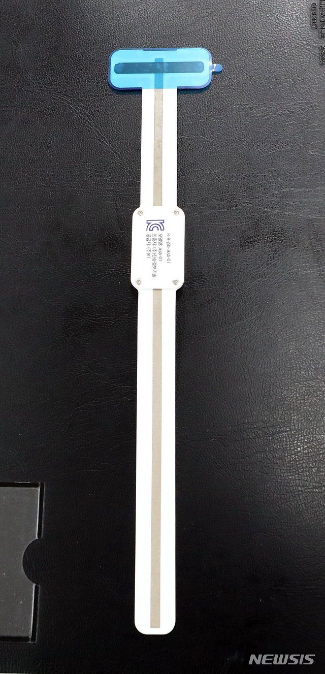 韩国违反居家隔离规定者,要佩戴“放心手环”。图为反面。(纽西斯通讯社)