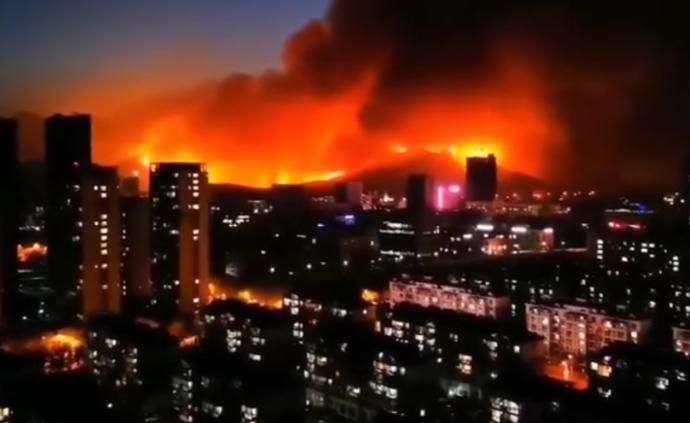 夜拍青岛小珠山山火，有附近居民开始撤离