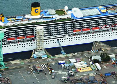 4月23日在日本长崎拍摄的“歌诗达大西洋”号邮轮。 新华社 图