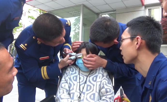 放學太著急，小男孩穿衣被拉鏈卡住眼皮