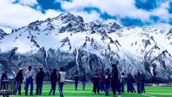 最美的操场！西藏学生雪山下上体育课