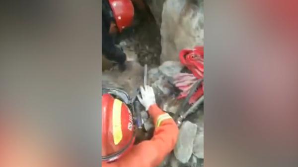 雅安工地山体坍塌挖土机司机被困，已救出