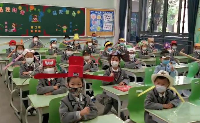 寓教于行!小学生戴一米帽保持安全距离