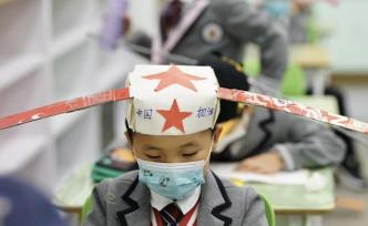 开学第一天，小学生戴一米帽保持安全距离