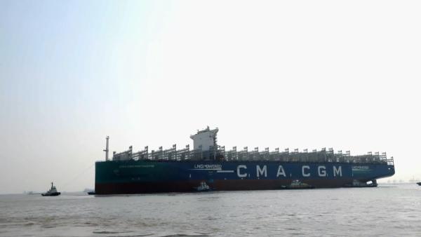这艘比航母大两倍的船在上海崇明下水了！