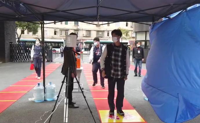 上海初高中畢業(yè)年級(jí)開學(xué)，消毒測溫進(jìn)校門