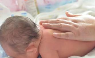3个月宝宝趴睡身亡，专家：婴儿应经常变换睡姿防止窒息