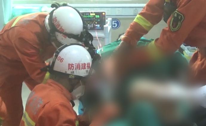 钢筋插入男子大腿和腰，消防员急诊室帮忙