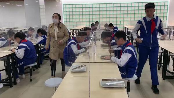上海初高三学生复学，用餐实行一人一座