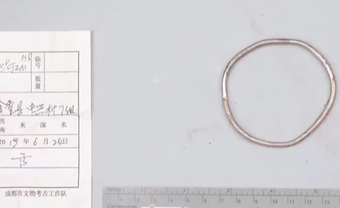 成都:考古發現兩百余座崖墓多件隨葬品