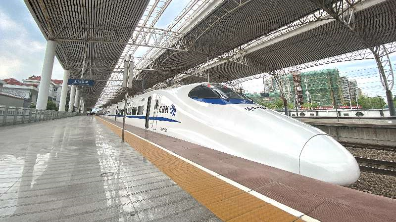 停靠上海西站的首趟动车检测列车准备发车