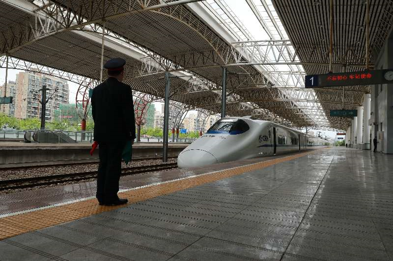 停靠上海西站的首趟动车检测列车即将发车