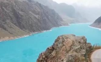 新疆昭蘇玉湖出現罕見“藍冰”