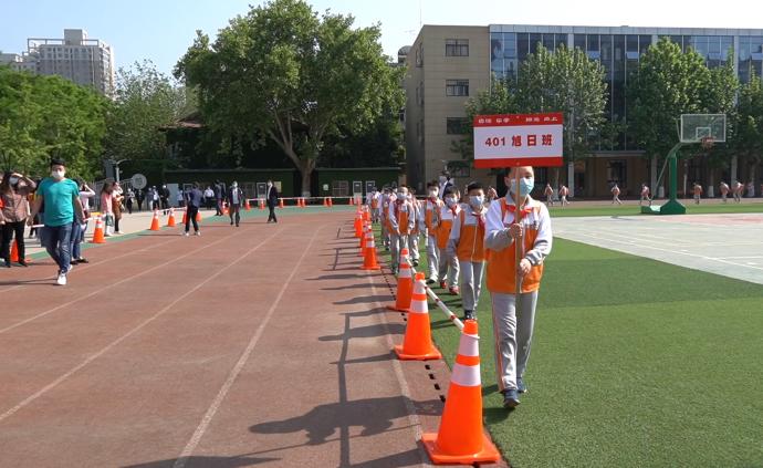 小學自創機場傳送帶式接娃:避免交叉感染