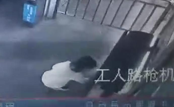 小伙匆忙扔垃圾撒一地，身后小女孩幫撿起