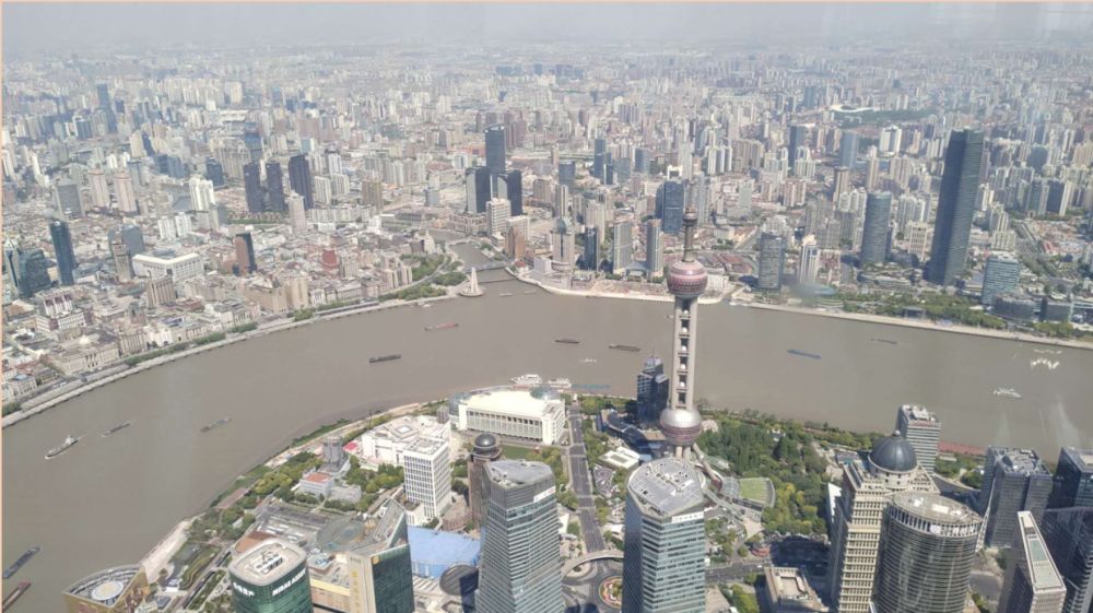 這是4月28日拍攝的,從上海中心大廈俯瞰黃浦江。新華社記者 楊有宗 攝