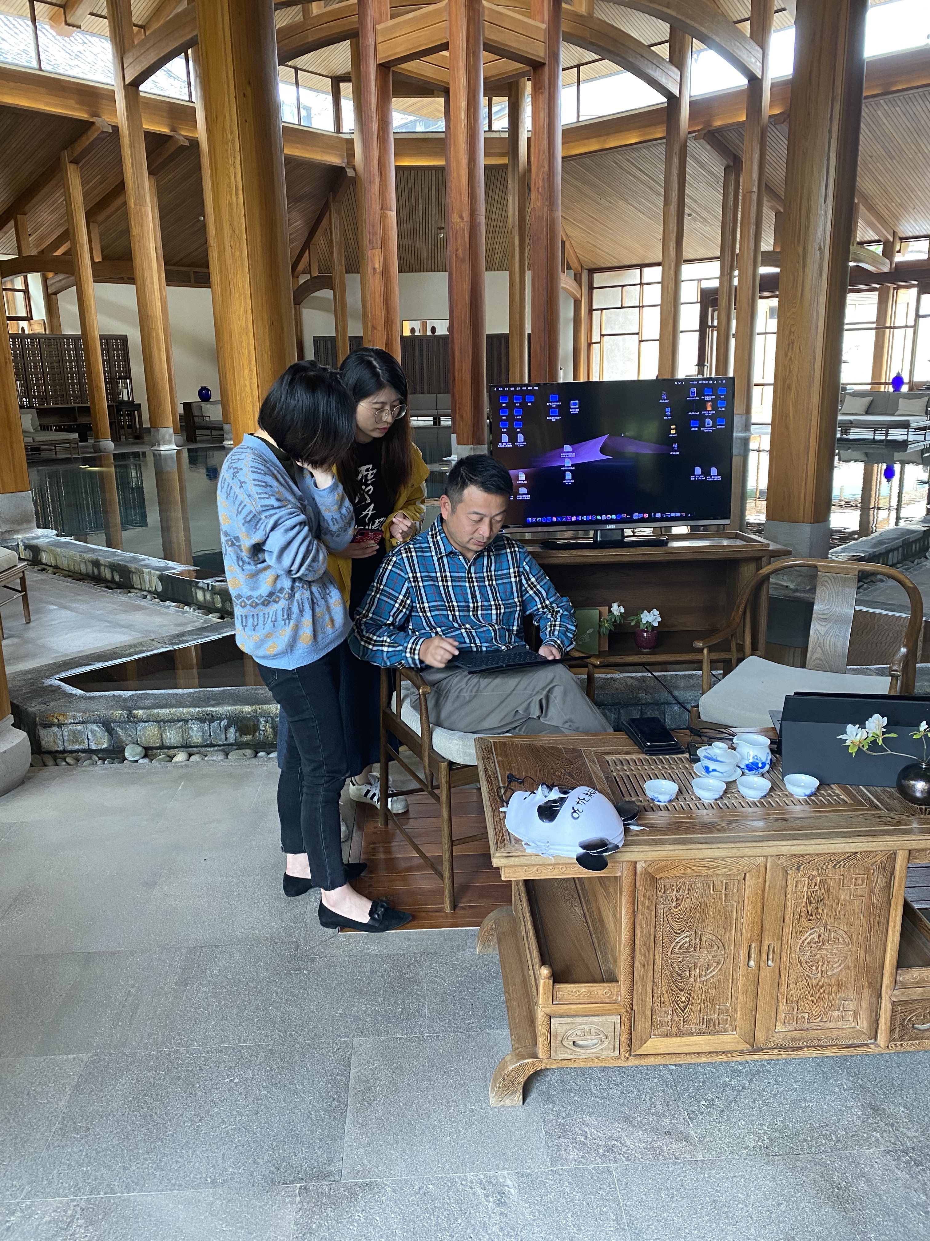梁建章在彩排后修改腳本(澎湃新聞記者 唐瑩瑩 圖)