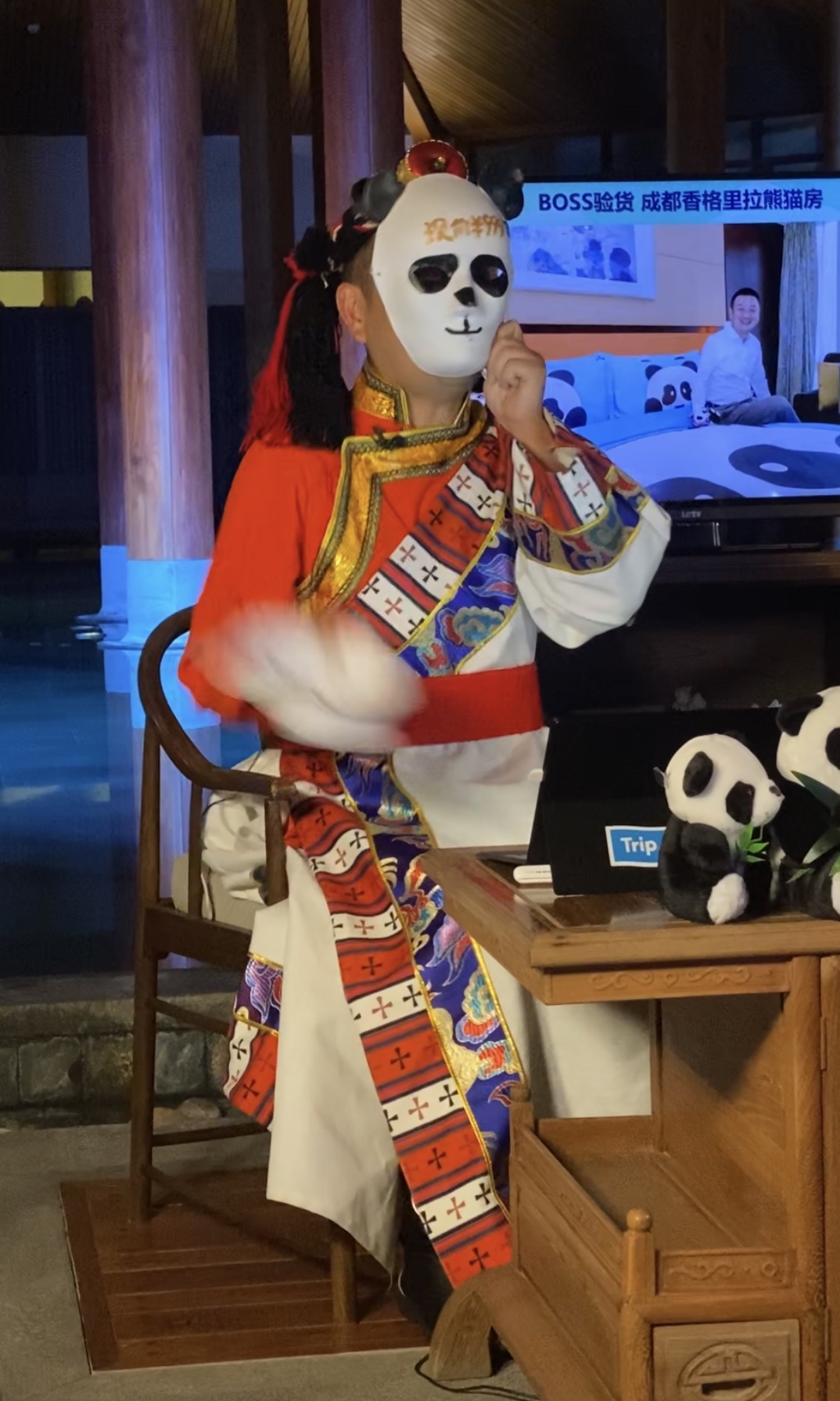 梁建章在直播中表演“變臉”(澎湃新聞記者 唐瑩瑩)