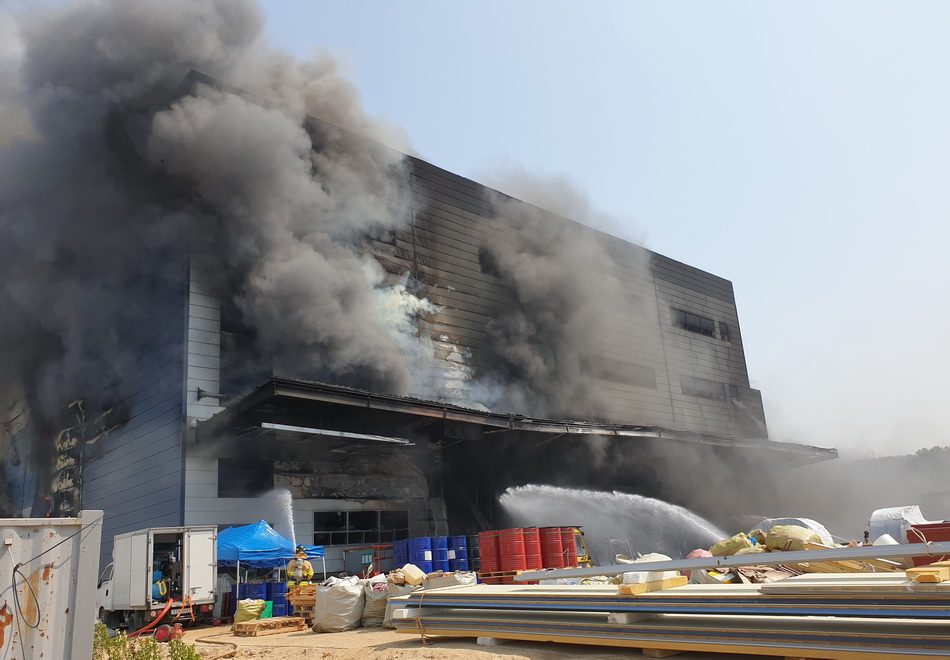 4月29日，消防人员在韩国京畿道利川市的火灾现场灭火。