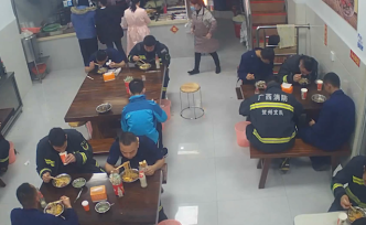 消防员灭完火在外吃早饭，市民悄悄买单