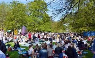 为阻止民众聚集，瑞典一城市在中央公园倾倒一吨鸡粪