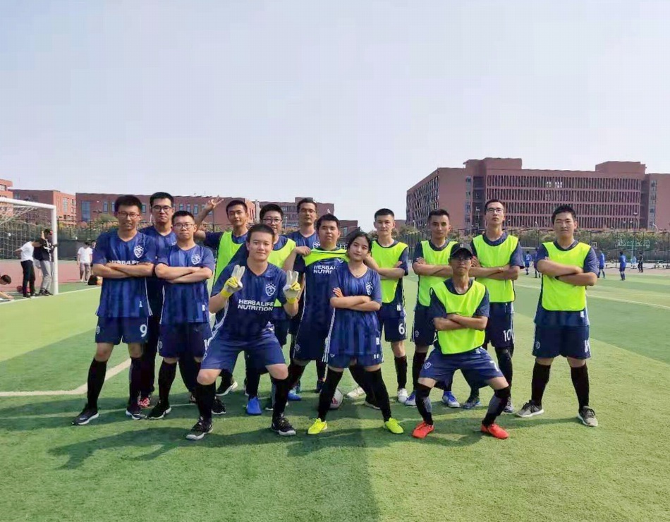2019年9月南开大学“新生杯”足球赛前，普布志玛与队员合影。本文图片均为受访者供图