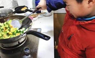 扬州8岁“童厨”超长寒假学会做30多道菜，妈妈：要会放手