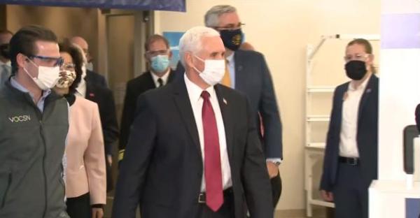 美国副总统彭斯终于戴上了口罩。