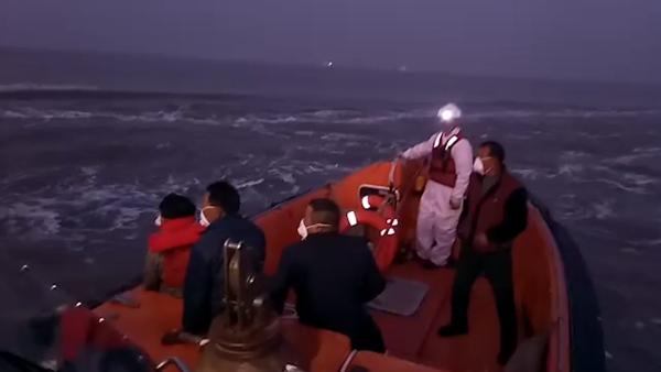 有惊无险！渔船凌晨搁浅4名船员被救