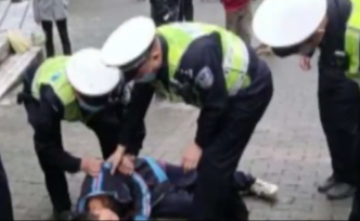 男子突然昏倒街头，交巡警紧急施救